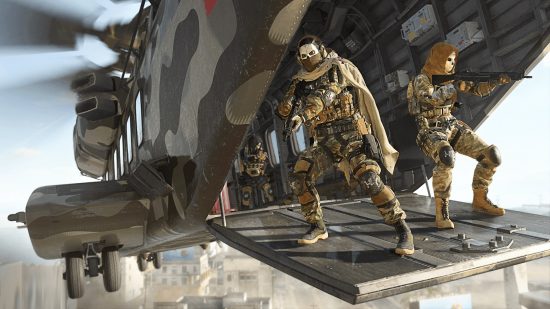 Warzone 2: a squad of soldiers prepares to jump out of a helicopter