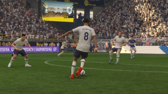 Los mejores centrocampistas de FIFA 23: Jude Bellingham disparando con la parte exterior de su bota