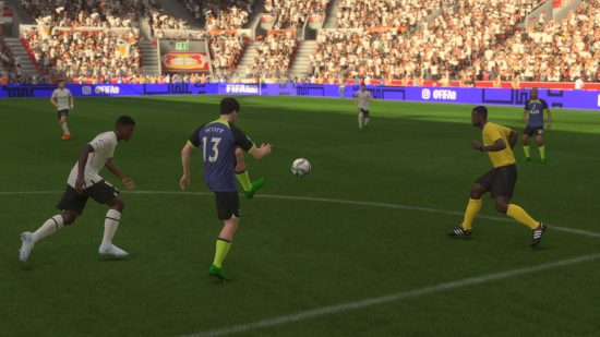 Mejores centrocampistas de FIFA 23: Alex Scott recibiendo el balón en el aire