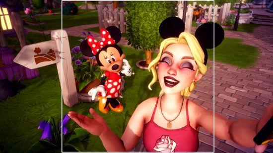 Best life games Disney Dreamlight Valley: Player character and Minnie Mouse take a selfie together in the valley