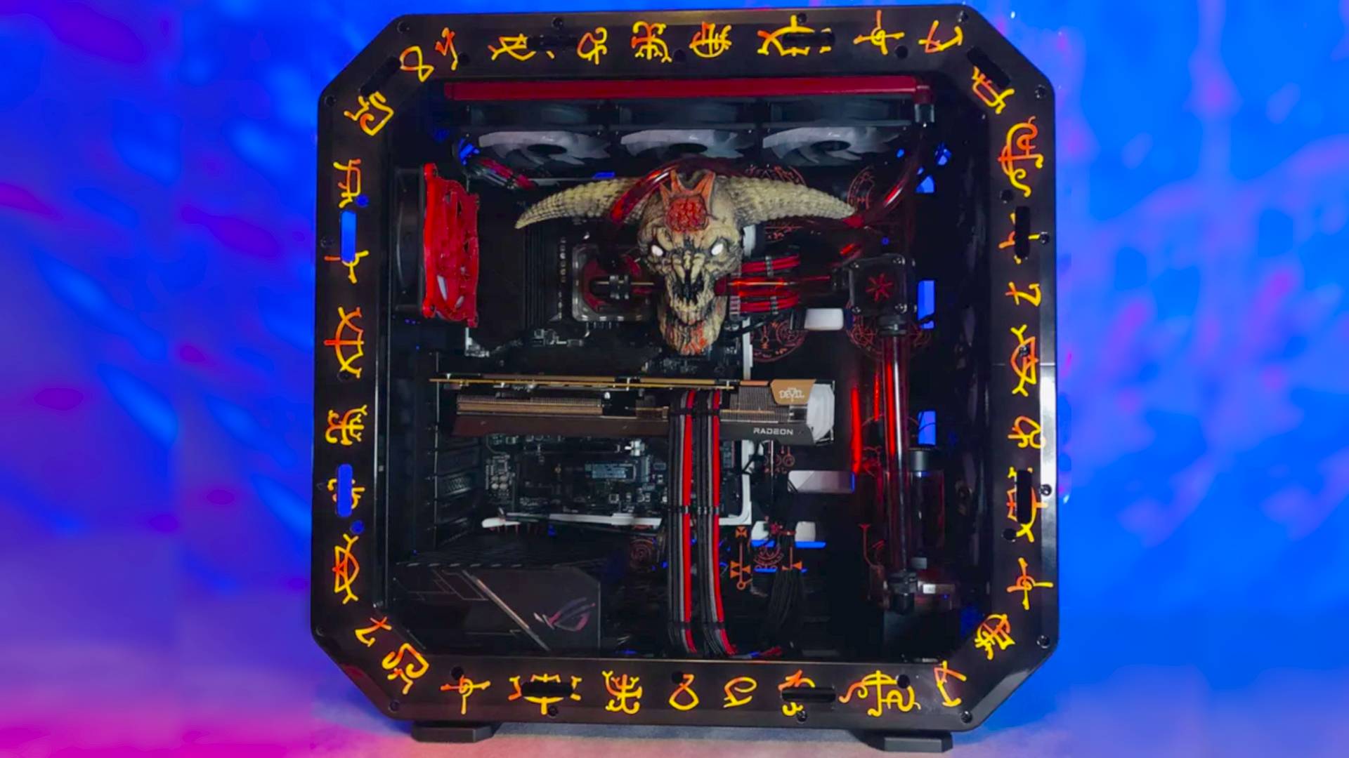 PCF personalizado para juegos de Doom sobre fondo azul con cabeza de cabra Icon of Sin en el interior y glifos alrededor de la caja