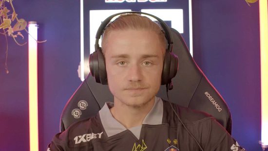 Dota 2 star N0tail has a mostly Danish gaming PC setup: A blond man stares into the camera with headphone on sitting on a gaming chair on a blue background