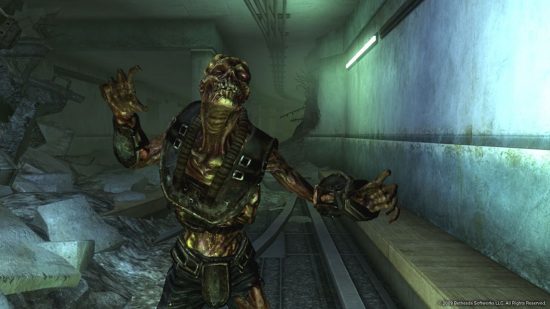 Fallout 3 free game Epic: A ghoul wearing scraps of combat armour lunges forward in a dark sewer tunnel