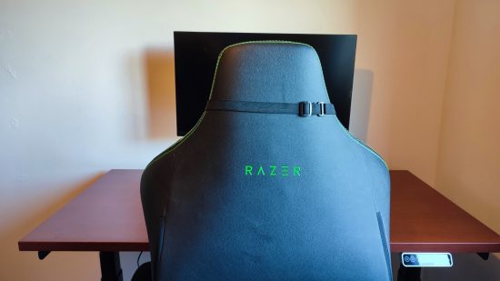 Revisión de Flexispot E8: una silla de juego Razer se encuentra justo en el centro frente al escritorio de pie