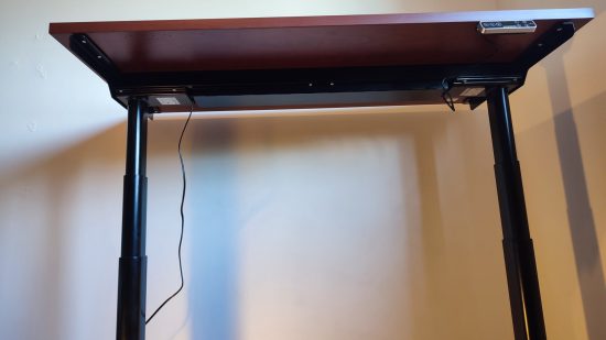 Revisión de Flexispot E8: el marco del escritorio de pie es negro con una mesa de madera roja