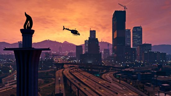 Game seperti Sims: Pemandangan kota dari kota fiksi Los Santos, terinspirasi oleh Los Angeles dengan jalan raya spageti, perbukitan, dan gedung pencakar langit yang berkembang saat helikopter terbang rendah di atas kepala.