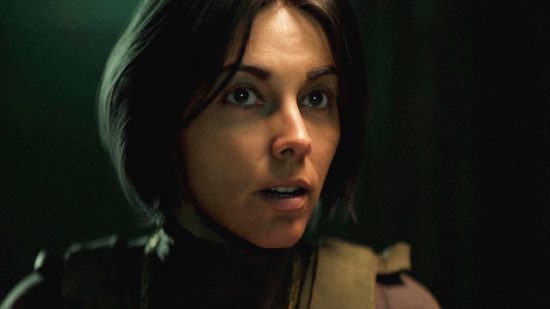 Список достижений и трофеев Modern Warfare 2: женщина с брошенными волосами смотрит справа от камеры