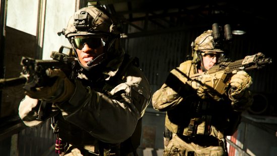 Modernes Warfare 2 Ranglistenspiel: Zwei Operatoren mit Waffen bereit