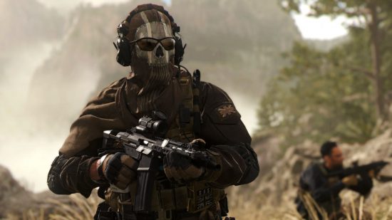 Modern Warfare 2 DLC: ทหารสวมหน้ากากที่มีกะโหลกศีรษะและแว่นกันแดดถือปืนกลที่มีขอบเขตอยู่ เขากำลังเดินบนทางลาดด้วยต้นไม้และภูเขาในพื้นหลัง