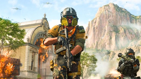 Modern Warfare 2 Givasion Mode: جندي مدرع يركض حول ساحة معركة ضخمة مع بندقية هجومية
