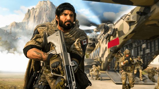 Modern Warfare 2 Nuke: Voják s kanadskou náplastí na hrudi, který nese zbraň