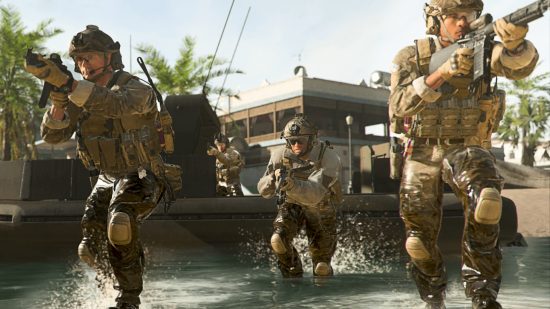 Modern Warfare 2 Polyatomisk Camo: Tre soldater som løper gjennom en elv