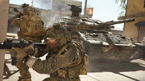 Modern Warfare 2-Überfälle erklärt: Bewaffnete Soldaten spähen um eine Ecke, während ein Panzer hinter ihnen vorbeifährt