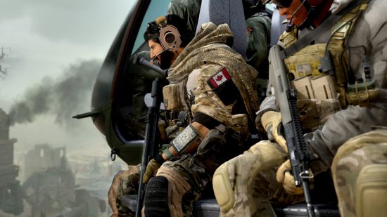 Modern Warfare 2ランク付けされたプレイリリース日：2人のオペレーターがヘリコプターから立ち寄るのを待つ