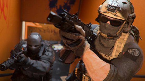 Modern Warfare 2 Spec Ops - Dois soldados subindo escadas com armas desenhadas. Um está usando óculos de sol e equipamentos táticos, enquanto o outro está usando uma máscara de metal e uma armadura corporal