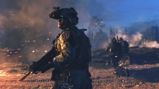 Perkhidmatan suara Warfare 2 moden tidak tersedia - seorang askar melihat sekitar sebagai dua platunnya berjalan ke arah pagar. Sesuatu berada di luar skrin api ketika embers meniup ke dalam tembakan