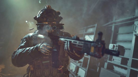 Perkhidmatan suara Warfare 2 Modern tidak tersedia - Seorang askar dengan kacamata termal yang mensasarkan senapang serangan