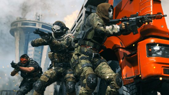 Modern Warfare 2 SPEC OPS協同組合モードの詳細：3人の兵士が一緒に働き、それぞれが異なる角度を狙っています