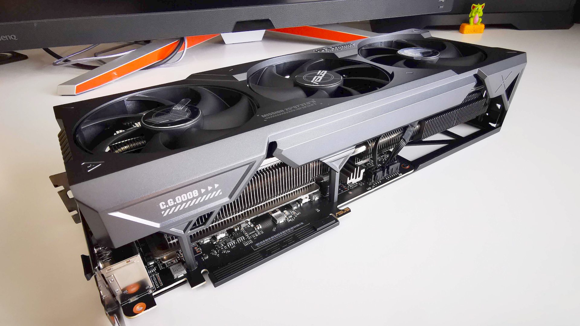 Nvidia RTX 4090 Asus Tuf Gaming Card, лежащая на столе