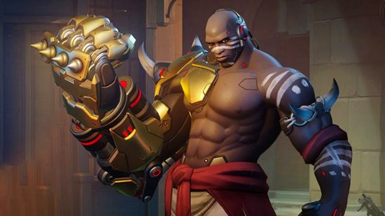 Overwatch 2 Best Tank Heroes: Doomfist debout en tenant avec colère son bras métallique