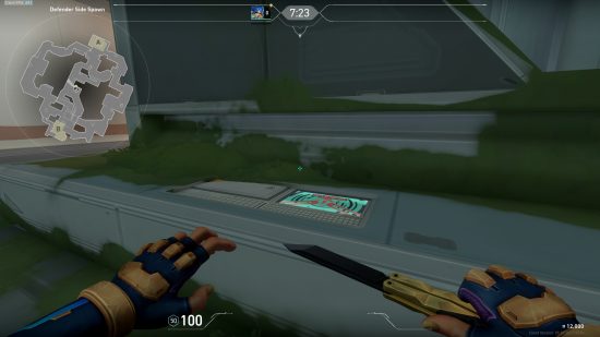 Valorant Fracture pays tribute to Easter Egg Crash Ace: Agent Neon looks at a computer desk covered in grass while holding a Switch knife