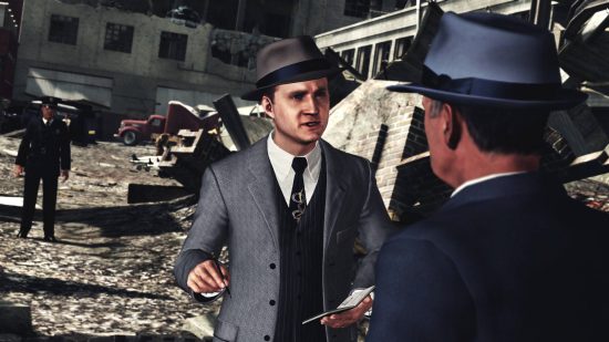 بہترین پولیس کھیل - ایک پولیس اہلکار 1940 کی دہائی میں ایل اے نائر میں لاس اینجلس میں ایک مشتبہ شخص سے پوچھ گچھ کررہا ہے۔