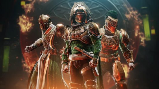 Destiny 2 Залізний банер сезон 19: Три футуристичні солдати стоять пліч -о -пліч, кожна з яких носить вишукану броню