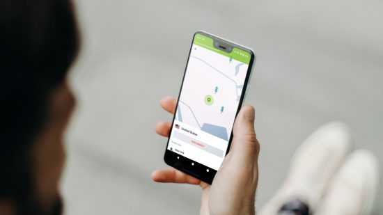 NordVPN review: iemand gebruikt de Android-app op zijn smartphone