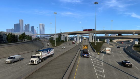 American Truck Simulator Texas DLC Releasedatum: vrachtwagens en auto's op een complexe knoop van snelwegen en viaducten in Texas op een zonnige dag