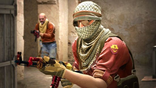 Los mejores juegos gratuitos para PC: dos combatientes aliados empuñando armas personalizadas en Counter Strike: Global Offensive, uno de los juegos FPS gratuitos más populares y de larga duración.