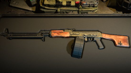 Melhor MW2 RPK Loadout: O RPK, um dos melhores LMGs disponíveis no Modern Warfare 2, exibido em seu caso na galeria de armas