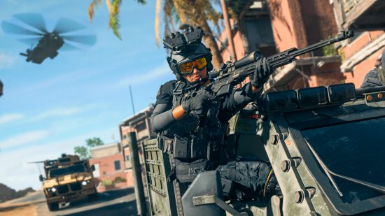 Call of Duty Warzone 2 senapan serbu terbaik: seorang prajurit wanita bersandar keluar dari jip memegang senapan serbu