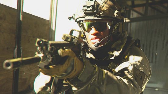 Warzone 2 Best Loadouts: A Soldier wijst een aanvalsgeweer op een onbekende aanvaller