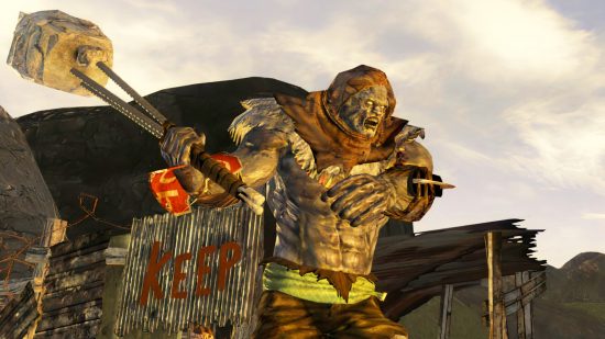 Fallout 4 Mod Fallout: New Vegas Remake heeft een nieuwe update voor u om te proberen: A Hulking Mutant Swings een gigantische hamer in een apocalyptische woestenij