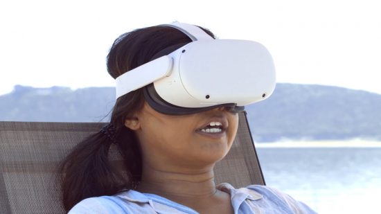 Une femme fait une grimace choquée en portant le casque Meta Quest 2 VR
