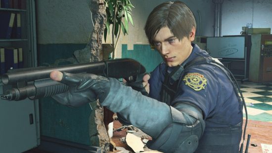 Resident Evil Re: Versse tiene menos jugadores de vapor que Resident Evil 2002: un oficial de policía, Leon Kennedy, apunta a una escopeta en Resident Evil Re: Verso
