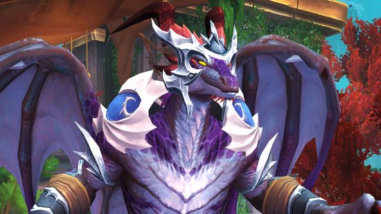 Wow Dragonflight Talents: An Armored Dracthyr, ras kuno Dragonkin yang membuat debut mereka sebagai bagian dari ekspansi Dragonflight, timbangan ungu dan sayap terentang pada layar penuh