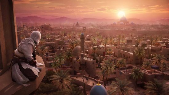 Assassins Creed Mirage: Мъж, облечен в бяла качулка стои, гледайте над разрушен от слънцето Medievil City