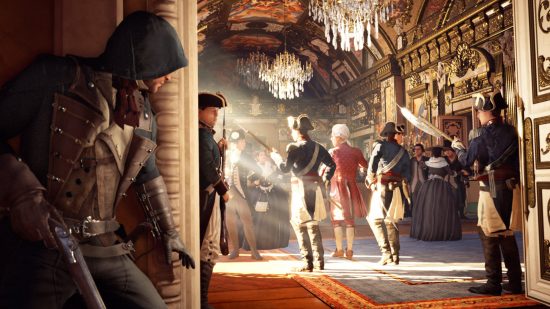 De hoofdrolspeler van Assassin's Creed Unity knuffelt een muur en gluurt om de hoek terwijl hij met een pistool zwaait