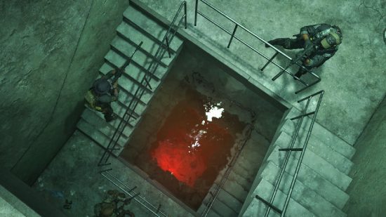 Warzone 2 Sezonul 1 reîncărcat: Doi soldați urcă o scară, cu apă umplând camera de jos