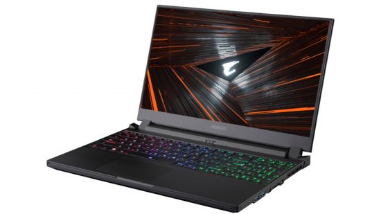 Laptop gaming terbaik di bawah $1.500, Gigabyte Aorus 5 SE4, dengan latar belakang putih dengan logo Aorus di layar