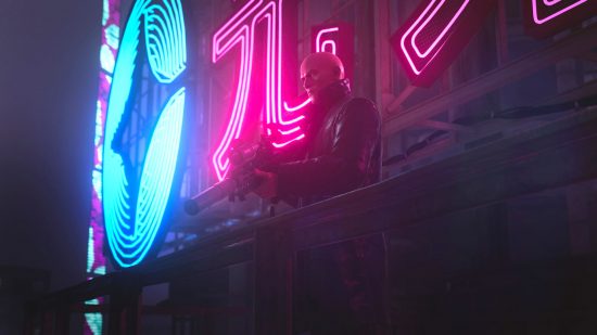 Un bărbat cu o pușcă de lunetist stă sub un semn de neon strălucitor în Hitman 3, unul dintre cele mai bune jocuri online