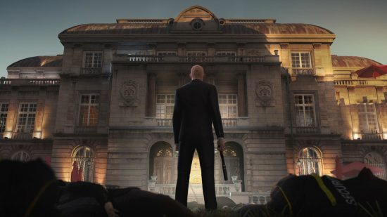 Meilleurs jeux PC - Hitman: Agent 47 devant un immense bâtiment avec son pistolet