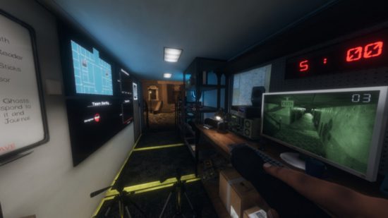 Un chasseur de fantômes errant dans un couloir en phasmophobie, l'un des meilleurs jeux d'horreur VR