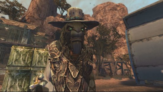 Een buitenaards ogende persoon met een cowboyhoed en bladoverall in het westerse spel Oddworld: Stranger