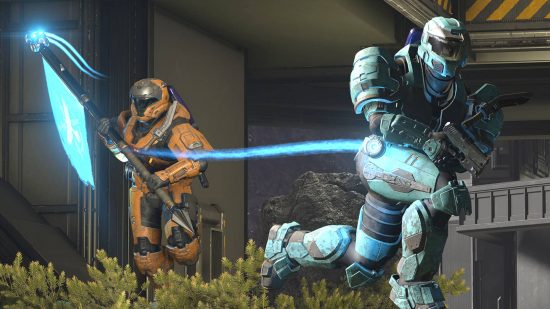 Halo Infinite-multiplayerproblemen - twee Spartanen proberen een vlag te veroveren.  Cyaan leidt af terwijl oranje loopt met de blauwe vlag.