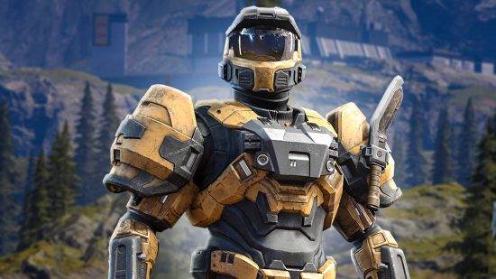 Multiplayer-uitgaven Halo Infinite - een gele Spartan met een ronde helm die bovenop een heuvel staat met uitzicht op het bos.