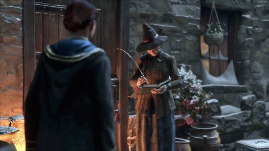 Hogwarts Legacy-personages - de speler praat met Cassandra Mason buiten haar winkel in Hogsmede.