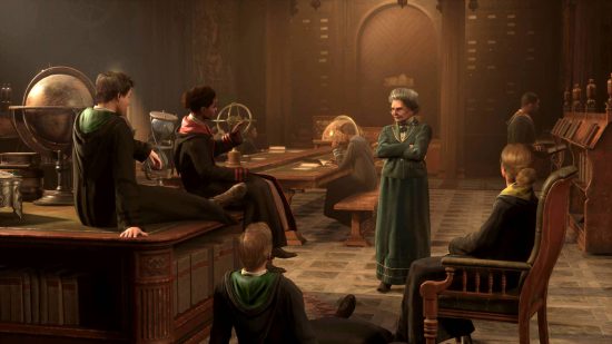 Hogwarts Legacy-personages - verschillende studenten praten met een professor in een leerlingenkamer.