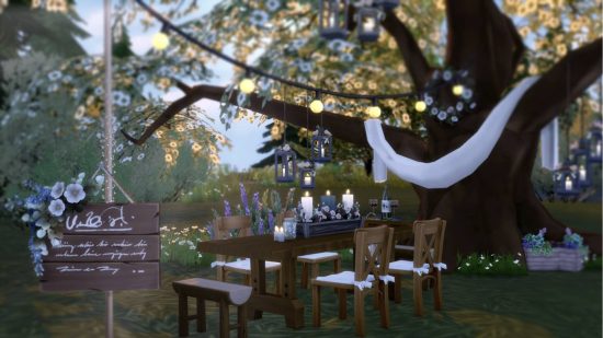 Sims 4 CC: Maßgeschneiderte Gartenmöbel und Dekorationen für eine Sims 4-Hochzeit, darunter ein Willkommensschild, Tischdekorationen wie Blumen und späte Kerzen sowie Girlanden.